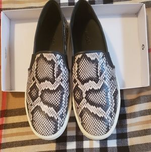 NWT- VINCE CAMUTO 9.5 SLIP ON